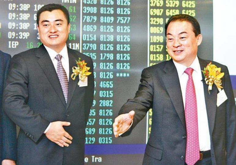 ■群星紙業前主席朱玉國(右)及其兒子朱墨群(左)被飭令向股東賠償。資料圖片
■群星紙業前主席朱玉國(右)及其兒子朱墨群(左)被飭令向股東賠償。資料圖片