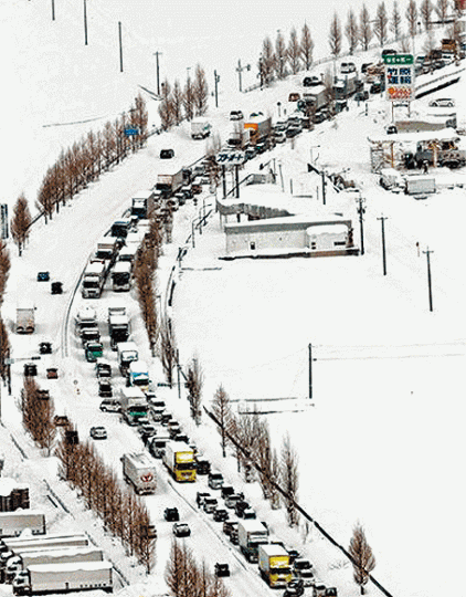 ■福井縣的國道8號公路有1,400架車在大雪中拋錨。
■福井縣的國道8號公路有1,400架車在大雪中拋錨。