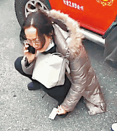 ■死者妹妹得悉噩耗後,蹲在地上哭成淚人。互聯網
■死者妹妹得悉噩耗後,蹲在地上哭成淚人。互聯網