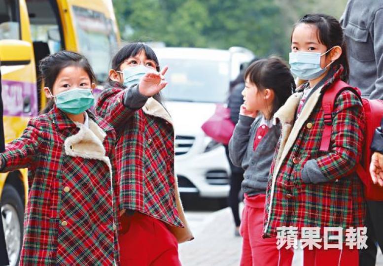 ■流感疫情嚴重,有不少學童昨回校時均戴口罩。何家達攝 ■流感疫情嚴重,有不少學童昨回校時均戴口罩。何家達攝