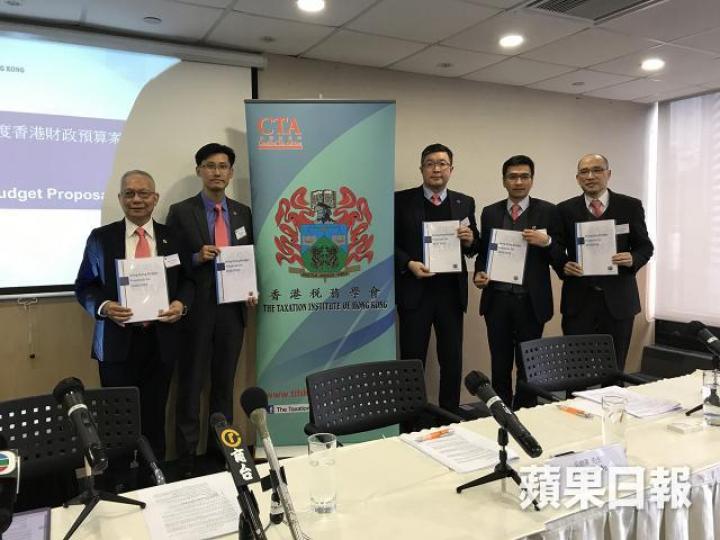 ■稅務學會理事王銳強(左一)表示,樓價問題始終要從需求方面解決,增加房屋供應。
■稅務學會理事王銳強(左一)表示,樓價問題始終要從需求方面解決,增加房屋供應。