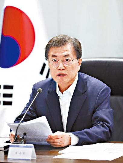 ■金正恩昨天在金日成廣場視察建軍節閱兵。美聯社
■金正恩昨天在金日成廣場視察建軍節閱兵。美聯社