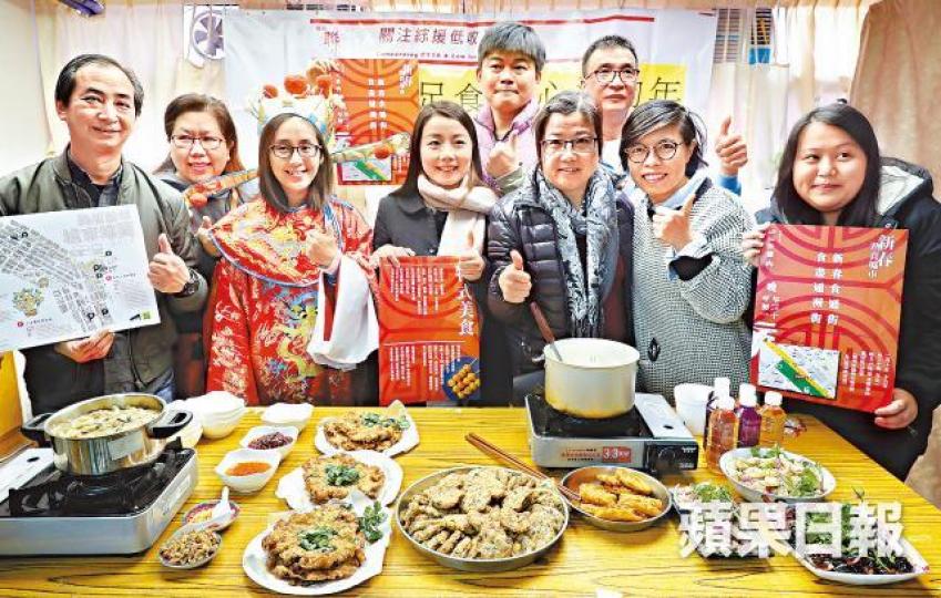 ■去年深水埗墟市有小孩在檔攤落力叫賣。
■去年深水埗墟市有小孩在檔攤落力叫賣。