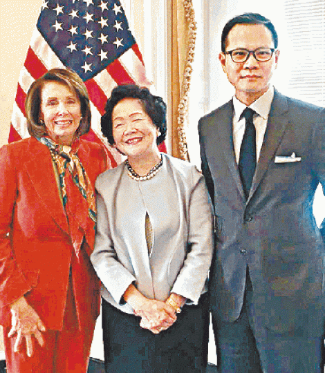 ■陳方安生(中)與郭榮鏗(右)會見美眾議院少數黨領袖佩洛西。
■陳方安生(中)與郭榮鏗(右)會見美眾議院少數黨領袖佩洛西。