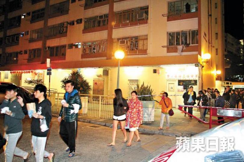 ■有居民在寒夜僅穿短褲疏散。黎志偉攝
