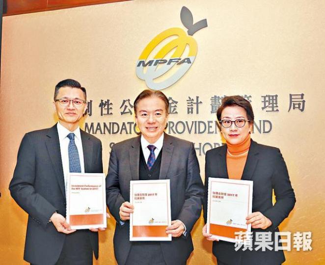 ■積金局主席黃友嘉（中）指不宜因短期波動而投機轉換基金。譚德潤攝
