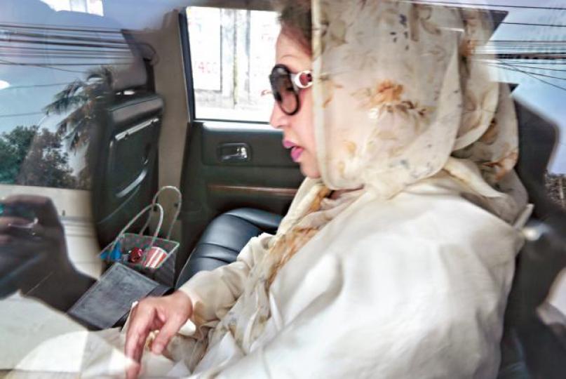 ■齊亞夫人乘車到法院。美聯社 ■齊亞夫人乘車到法院。美聯社