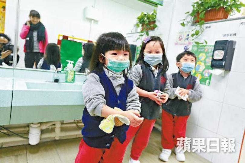 ■昨日有回校的學生戴上口罩及洗手清潔,以防感染流感。謝榮耀攝 ■昨日有回校的學生戴上口罩及洗手清潔,以防感染流感。謝榮耀攝