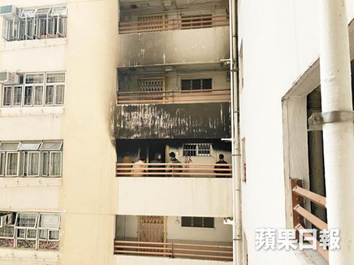■起火單位對出走廊及外牆熏黑。金敏琍攝
■起火單位對出走廊及外牆熏黑。金敏琍攝