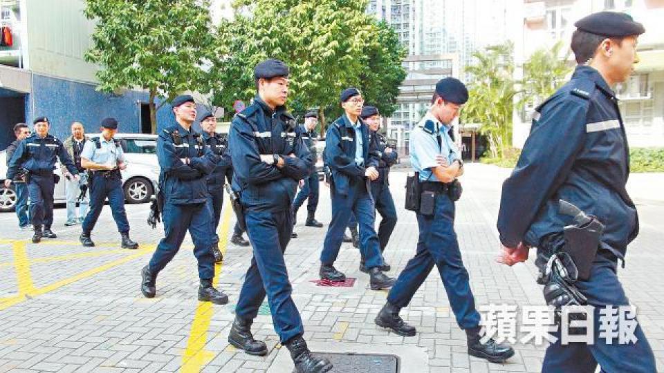 ■一輛駛經的私家車被氣槍射中,事後停在路邊。
■一輛駛經的私家車被氣槍射中,事後停在路邊。