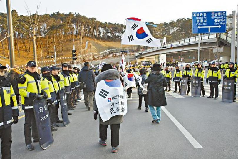 ■三池淵管弦樂團昨晚進行首場演出前,警方將示威者帶到示威區。
■三池淵管弦樂團昨晚進行首場演出前,警方將示威者帶到示威區。