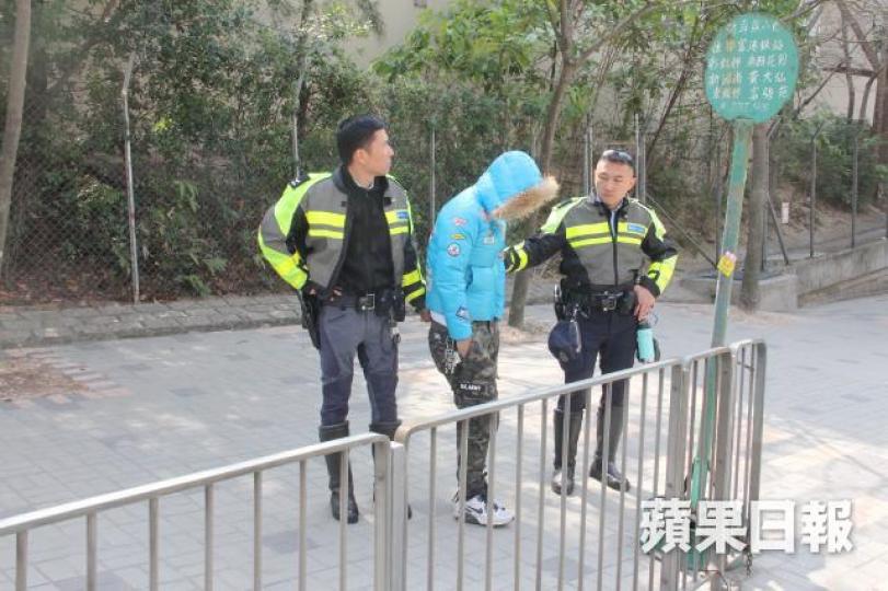 ■畏罪逃跑的鐵騎士被警員制服,遭揭發停牌期間駕駛。劉永明攝
■畏罪逃跑的鐵騎士被警員制服,遭揭發停牌期間駕駛。劉永明攝