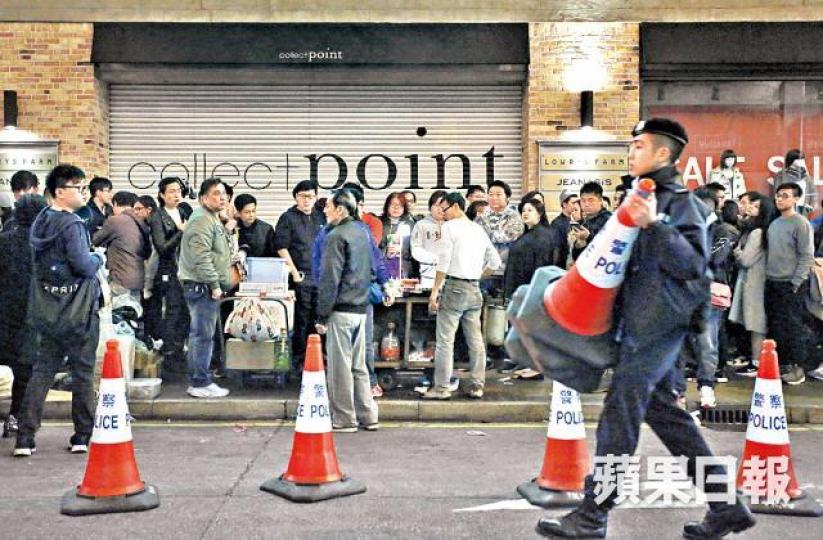 ■警方去年無嚴厲驅趕熟食小販,僅在場維持秩序。資料圖片
■警方去年無嚴厲驅趕熟食小販,僅在場維持秩序。資料圖片