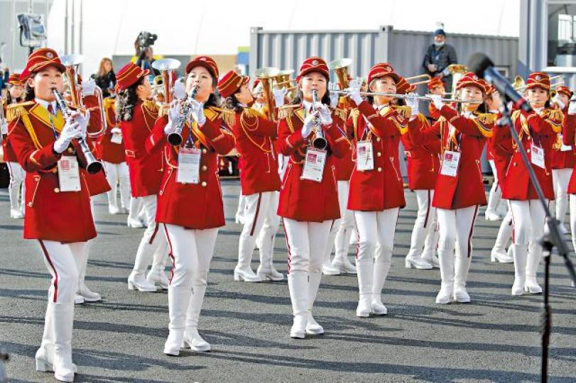 ■北韓運動員在奧運村跟平昌冬奧吉祥物白虎「Soohorang」共舞。
■北韓運動員在奧運村跟平昌冬奧吉祥物白虎「Soohorang」共舞。