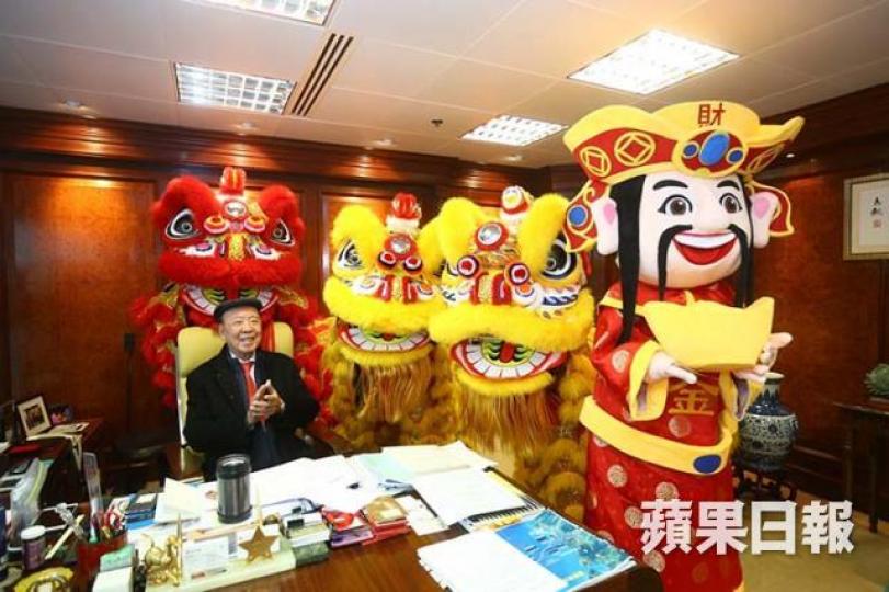 ■呂志和年廿三已經搵來三頭醒獅去公司行大運。
■呂志和年廿三已經搵來三頭醒獅去公司行大運。