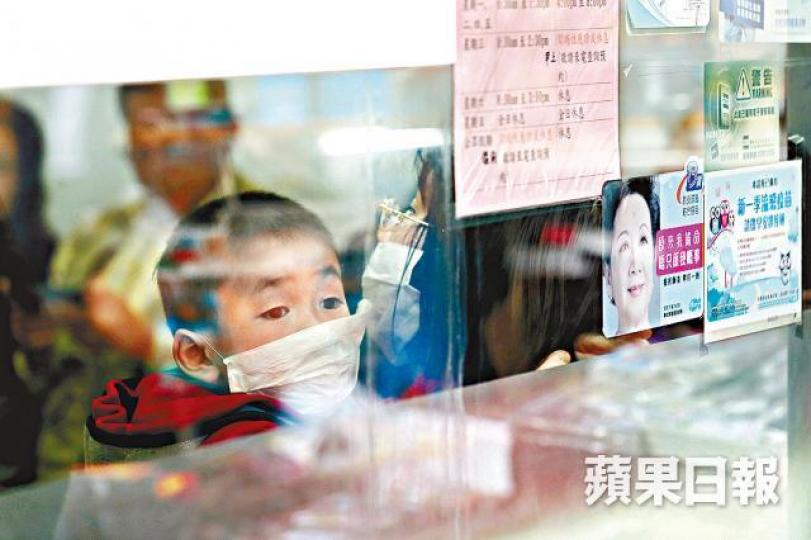 ■流感肆虐，不少家長帶小朋友到診所求診。
