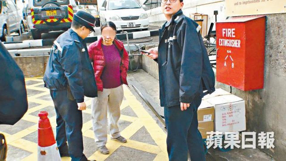 【九龍出口】■警方接報到場,在九龍出口截獲事主。張培生攝
【九龍出口】■警方接報到場,在九龍出口截獲事主。張培生攝