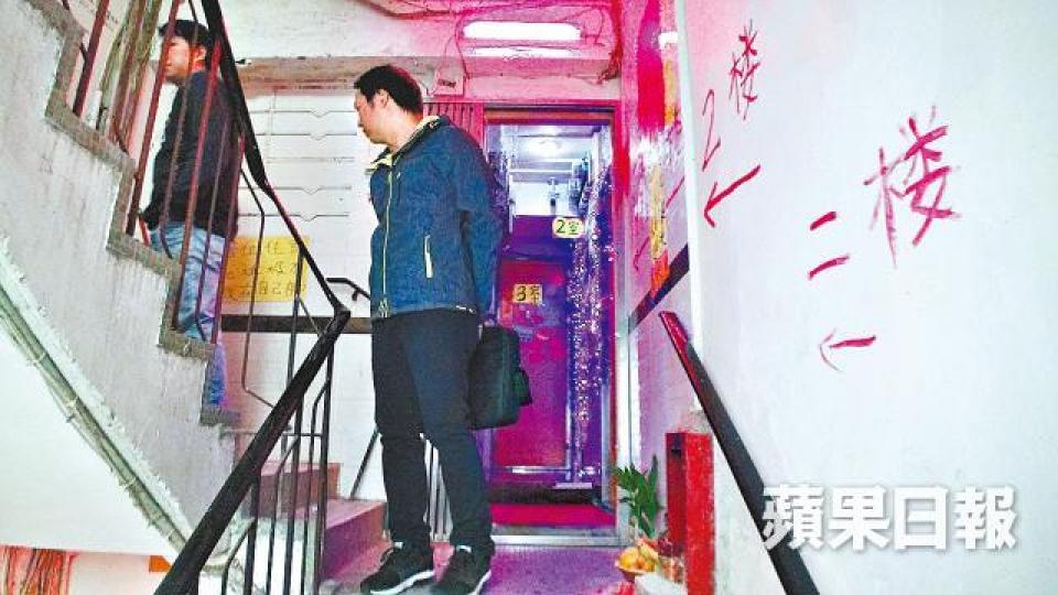 ■警方昨午返回案發鳳樓調查。
■警方昨午返回案發鳳樓調查。