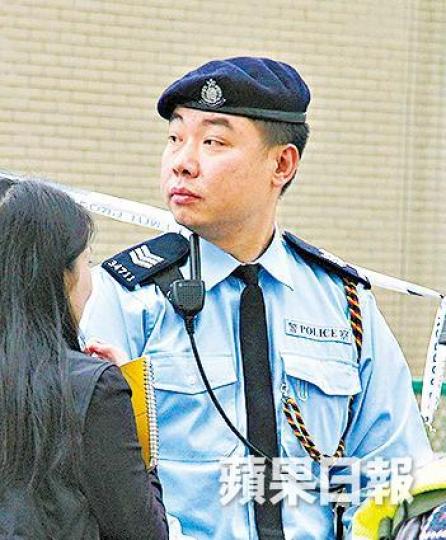 ■有警員跑上石壆追捕疑犯。
■有警員跑上石壆追捕疑犯。