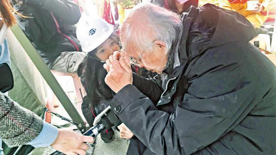 ■頭髮花白的陳光印昨受訪時雙手不停抖動。 ■頭髮花白的陳光印昨受訪時雙手不停抖動。
