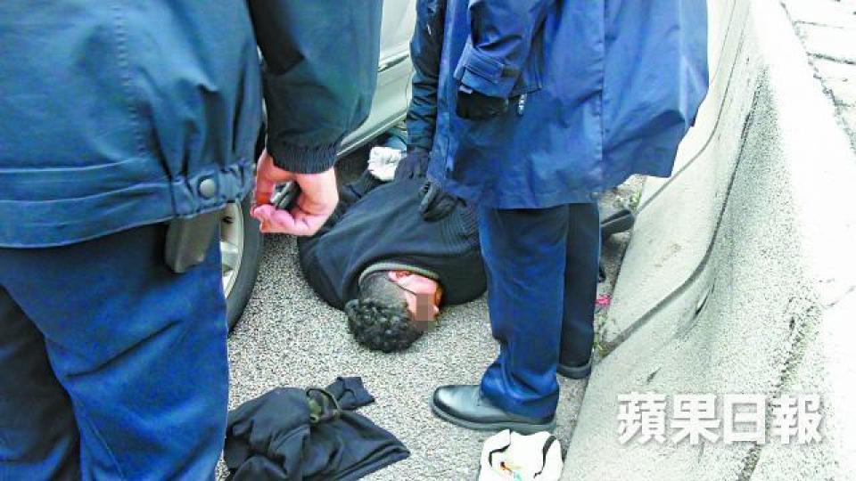 ■七人車司機被警員制服。黃麗英攝
■七人車司機被警員制服。黃麗英攝