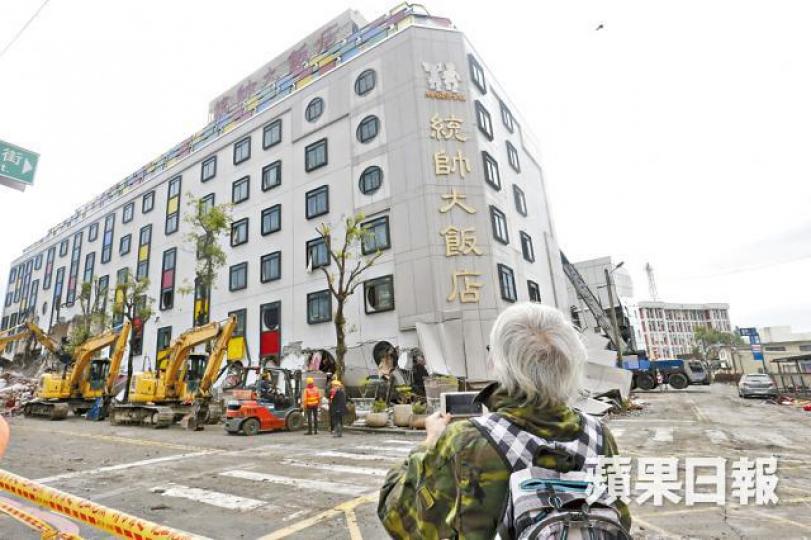 ■當局昨派出多部挖掘機開始清拆統帥大飯店,有市民拍照留念。台灣《蘋果日報》 ■當局昨派出多部挖掘機開始清拆統帥大飯店,有市民拍照留念。台灣《蘋果日報》
