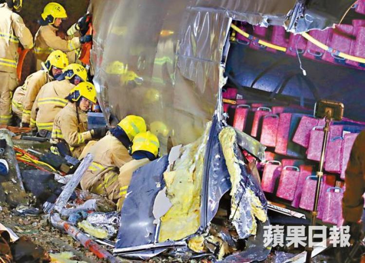 ■救援人員劏開肇事九巴車頂救人。何家達攝
■救援人員劏開肇事九巴車頂救人。何家達攝