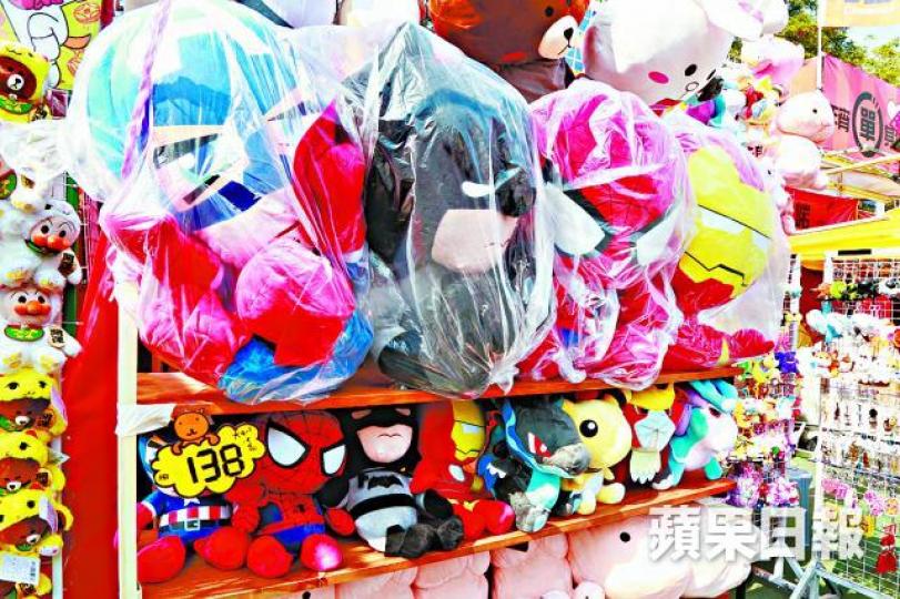■維園有攤檔售賣知名卡通精品。張柏基攝
■維園有攤檔售賣知名卡通精品。張柏基攝