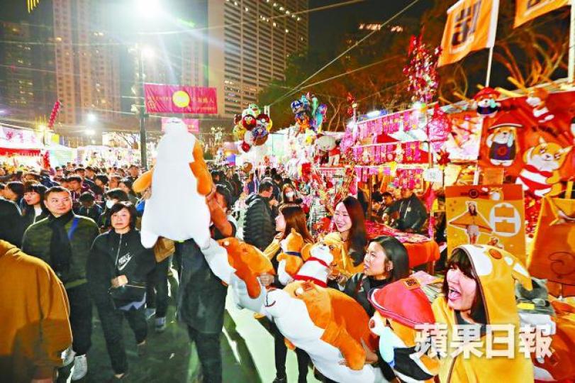 ■入夜後大批市民到維園,年宵市場水洩不通。
■入夜後大批市民到維園,年宵市場水洩不通。