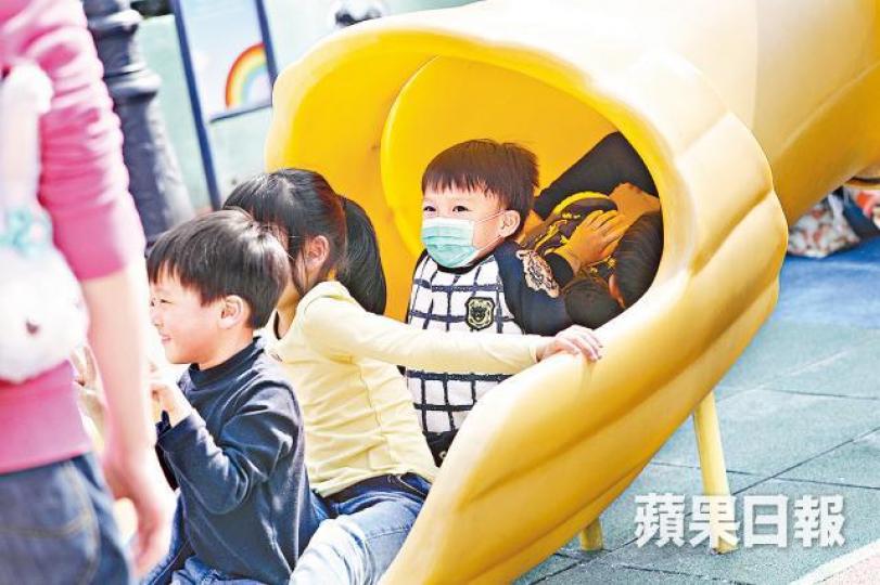 ■冬季流感高峰期持續,專家指家長應注意為子女增強抵抗力,而打流感針會有幫助。王心義攝■何栢良指醫生已疲於奔命,望「娛樂歸娛樂、醫學歸醫學,畀醫生做返睇病嘅嘢」。 ■冬季流感高峰期持續,專家指家長應注意為子女增強抵抗力,而打流感針會有幫助。王心義攝■何栢良指醫生已疲於奔命,望「娛樂歸娛樂、醫學歸醫學,畀醫生做返睇病嘅嘢」。