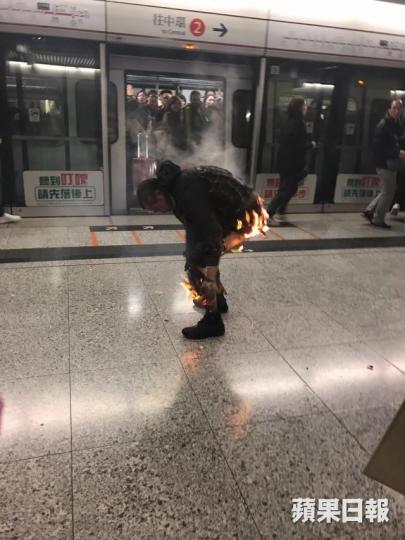 ■港鐵去年發生縱火案,60歲乘客張錦輝向身體潑淋易燃液體並點火,事件造成一死多傷。
■港鐵去年發生縱火案,60歲乘客張錦輝向身體潑淋易燃液體並點火,事件造成一死多傷。