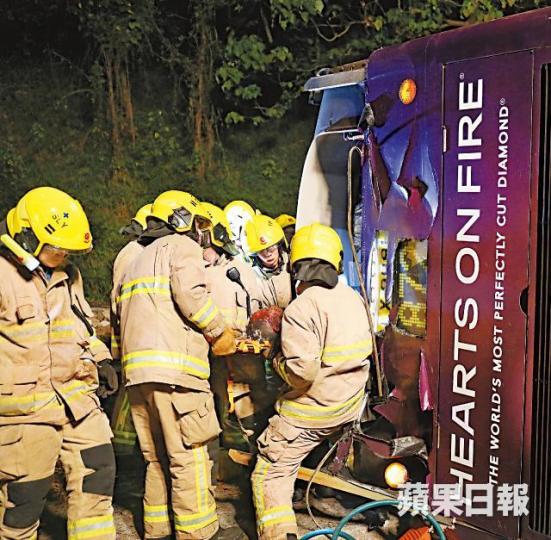 ■意外發生後,消防員趕抵現場拯救,有傷者被救出時血流披面。王心義攝■林鄭稱將成立獨立調查委員會,檢視公共交通服務。 ■意外發生後,消防員趕抵現場拯救,有傷者被救出時血流披面。王心義攝■林鄭稱將成立獨立調查委員會,檢視公共交通服務。
