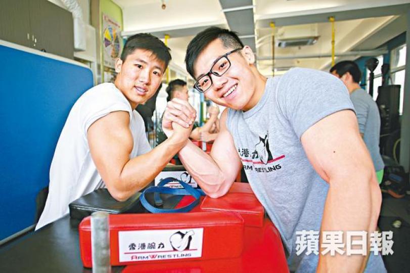 ■協會組隊北上挑機,成員阿宗(右一)在右手80公斤組別奪獎。
■協會組隊北上挑機,成員阿宗(右一)在右手80公斤組別奪獎。