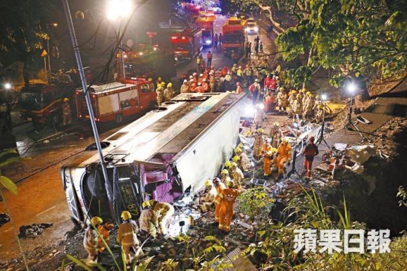 ■18乘客當場證實不治,蓋上白布。溫瑞麟攝
■18乘客當場證實不治,蓋上白布。溫瑞麟攝