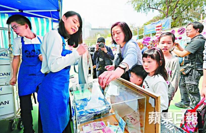 ■眾志的行李帶原印「小心俾人話勾結外國勢力」,惟廠商拒印製,需改為「廢青去旅行」。
■眾志的行李帶原印「小心俾人話勾結外國勢力」,惟廠商拒印製,需改為「廢青去旅行」。
