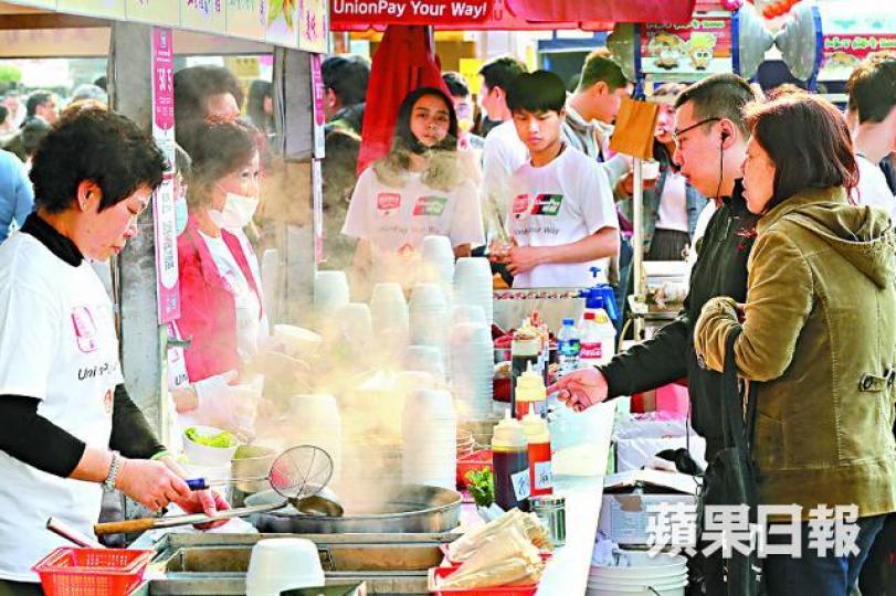 ■昨有不少市民到熟食檔購買美食,有檔主稱銷情一般。謝榮耀攝
■昨有不少市民到熟食檔購買美食,有檔主稱銷情一般。謝榮耀攝