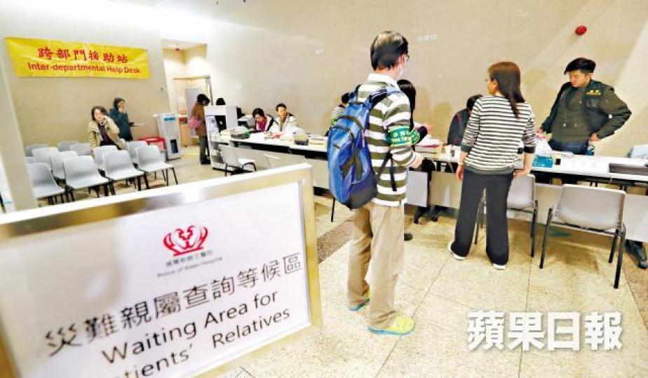 ■威院昨設置跨部門援助站,供死傷者親屬查詢。溫文學攝
■威院昨設置跨部門援助站,供死傷者親屬查詢。溫文學攝
