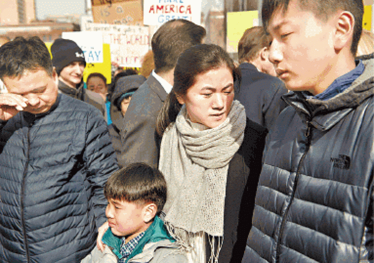 ■被下令遣返的黃哲龍(左)、李香金(中)夫婦和他們兩個美國出生的孩子。美聯社
■被下令遣返的黃哲龍(左)、李香金(中)夫婦和他們兩個美國出生的孩子。美聯社