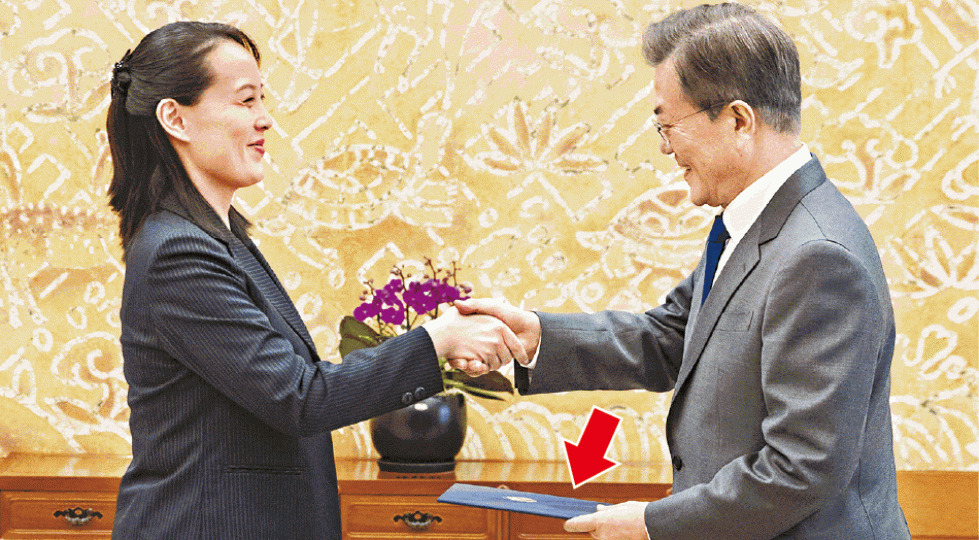 ■金與正轉交胞兄金正恩的親筆信(箭嘴示),邀請對方訪問北韓。 美聯社
■金與正轉交胞兄金正恩的親筆信(箭嘴示),邀請對方訪問北韓。 美聯社