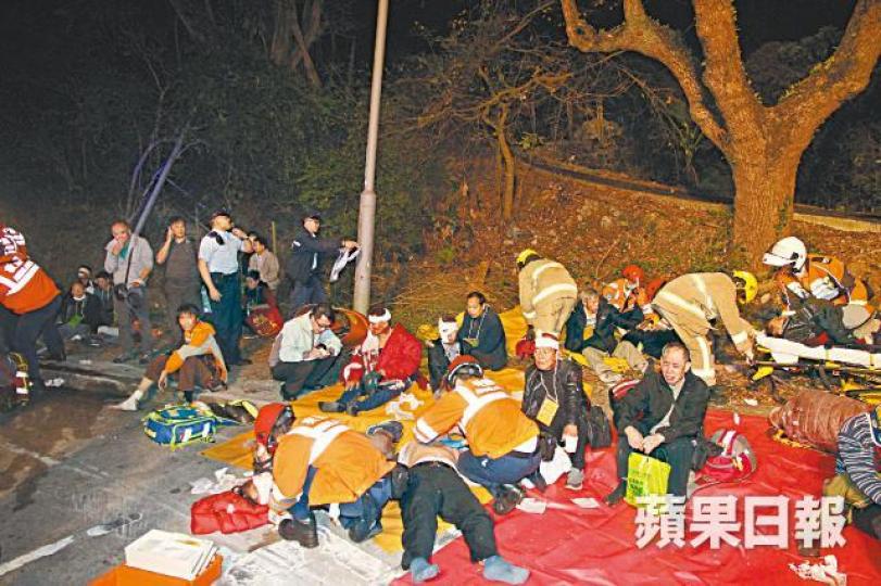■大批傷者坐在馬路邊等待救援,部份人狀甚痛苦。溫瑞麟攝
■大批傷者坐在馬路邊等待救援,部份人狀甚痛苦。溫瑞麟攝