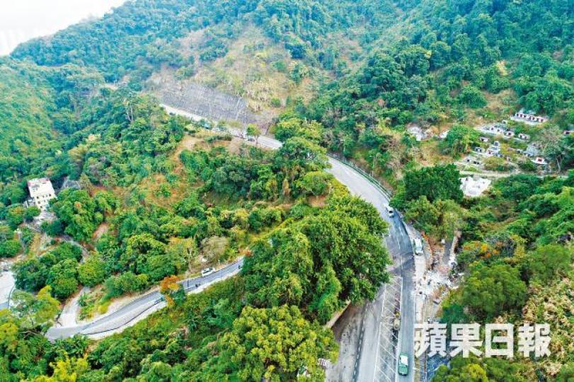 ■肇事路段彎多路斜,區議員稱經常有人揸快車。
■肇事路段彎多路斜,區議員稱經常有人揸快車。