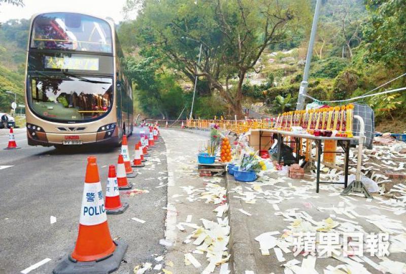 ■警員昨晚於現場蒐證,尋獲不少屬於死傷者的波鞋。何柏佳攝
■警員昨晚於現場蒐證,尋獲不少屬於死傷者的波鞋。何柏佳攝