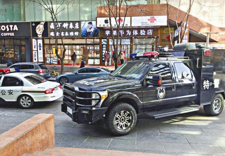 ■警車迅速抵達,封鎖現場。
■警車迅速抵達,封鎖現場。