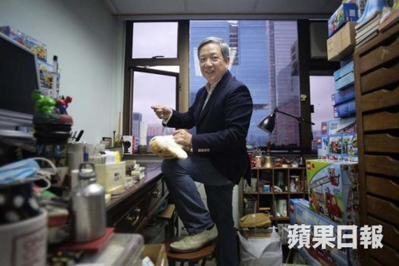 「玩具醫生」Ambrose認為修補舊玩具可助人保存珍貴回憶,他亦享受維修過程的樂趣。(陳海威攝)Ambrose自小對泰迪熊情有獨鍾,收藏量多,還先後自學及拜師學造熊技巧。(陳海威攝)有物主將陪伴數十年的泰迪熊交給Ambrose維修,令他深受感動。(李錦鏵攝)有社福機構邀請Ambrose在灣仔免費為街坊維修舊玩具。他最大的心願是成立一所玩具借用中心,將維修好的舊玩具在社區分享。(伍嘉亮攝)因不敵網購潮流,中環太子大廈的玩具店(圖)於2016年10月結束,及後Ambrose在九龍灣另設辦公室繼續經營 「玩具醫生」Ambrose認為修補舊玩具可助人保存珍貴回憶,他亦享受維修過程的樂趣。(陳海威攝)Ambrose自小對泰迪熊情有獨鍾,收藏量多,還先後自學及拜師學造熊技巧。(陳海威攝)有物主將陪伴數十年的泰迪熊交給Ambrose維修,令他深受感動。(李錦鏵攝)有社福機構邀請Ambrose在灣仔免費為街坊維修舊玩具。他最大的心願是成立一所玩具借用中心,將維修好的舊玩具在社區分享。(伍嘉亮攝)因不敵網購潮流,中環太子大廈的玩具店(圖)於2016年10月結束,及後Ambrose在九龍灣另設辦公室繼續經營