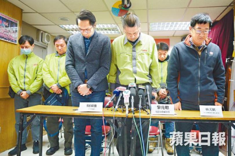 ■汽車交通運輸業總工會九巴分會昨在記者會前為車禍默哀。 ■汽車交通運輸業總工會九巴分會昨在記者會前為車禍默哀。
