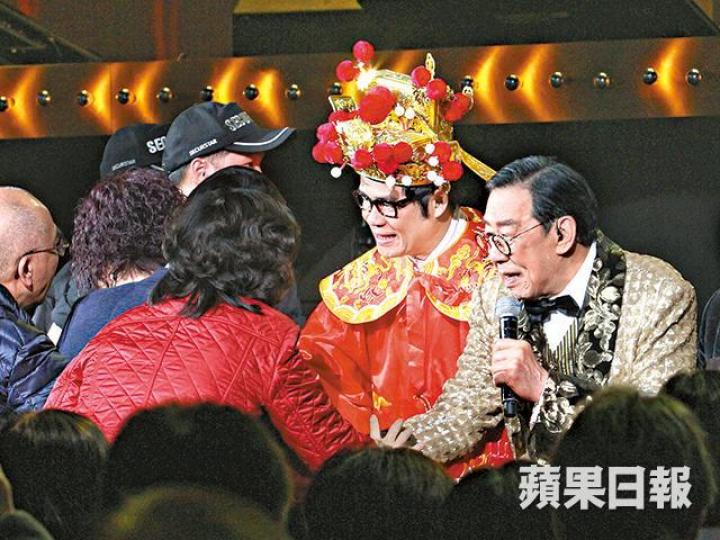 ■盧海鵬(右)扮羅文腔唱惡搞版《幾許瘋語》,全場笑破肚皮。
■盧海鵬(右)扮羅文腔唱惡搞版《幾許瘋語》,全場笑破肚皮。