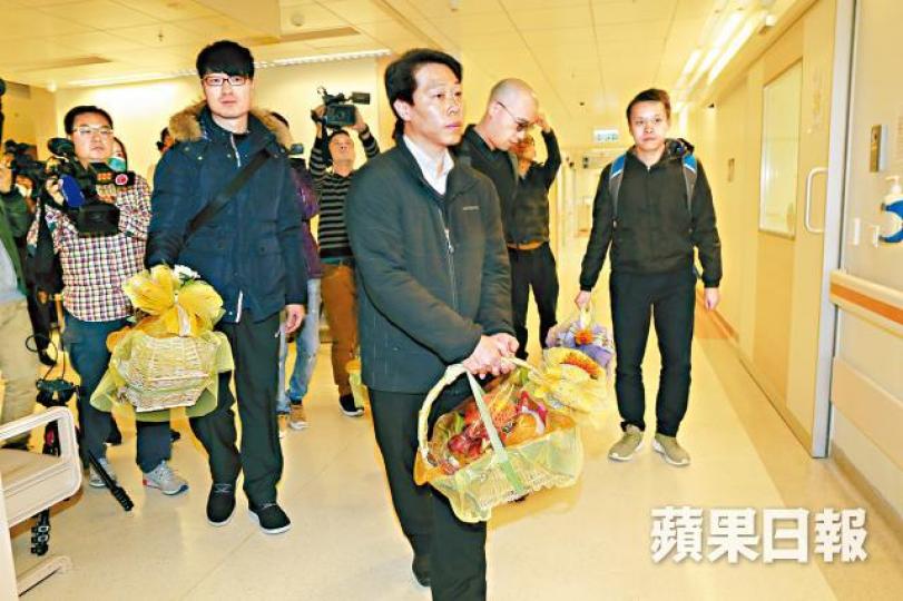 ■彭樹雄(中)昨帶備果籃到威爾斯親王醫院探傷者。梁瑞帆攝
■彭樹雄(中)昨帶備果籃到威爾斯親王醫院探傷者。梁瑞帆攝