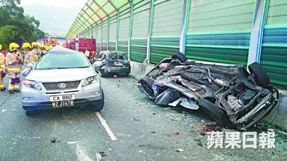 ■七人車猛撼前方凌志私家車,凌志車尾嚴重損毀。讀者提供圖片
■七人車猛撼前方凌志私家車,凌志車尾嚴重損毀。讀者提供圖片