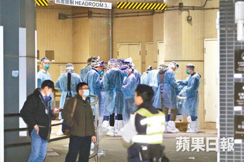 ■災難遇害者辨認組通宵協助家屬辨認死者身份。唐家輝攝
■災難遇害者辨認組通宵協助家屬辨認死者身份。唐家輝攝