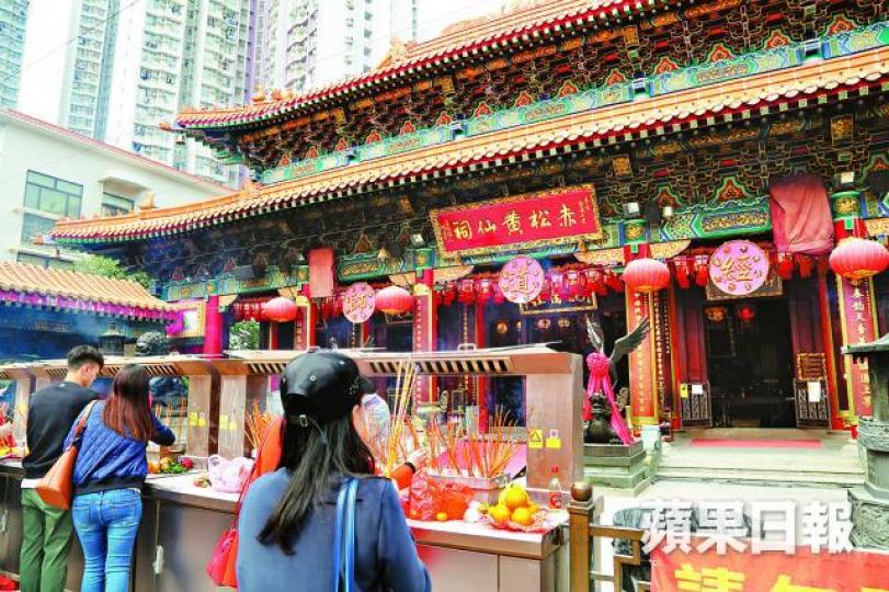 ■黃大仙祠年三十晚通宵開放,供善信上頭炷香。
■黃大仙祠年三十晚通宵開放,供善信上頭炷香。